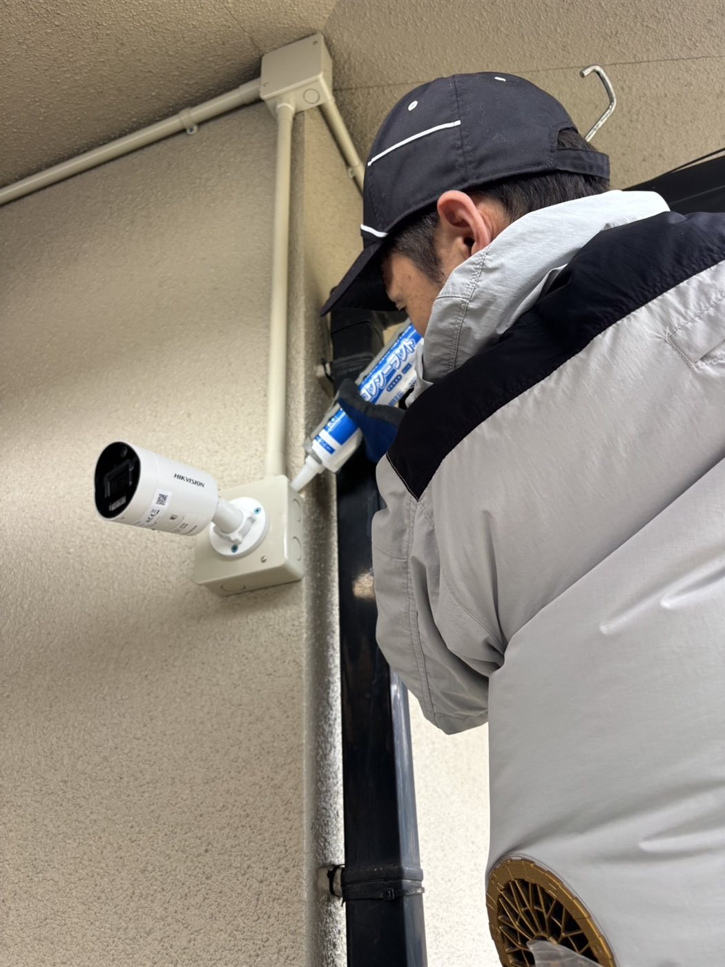 防水処理を行う施工スタッフ