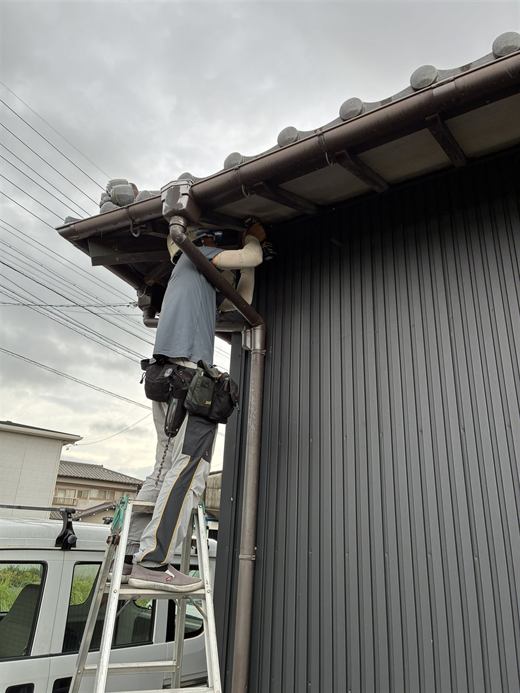 軒下への屋外カメラ取り付け作業